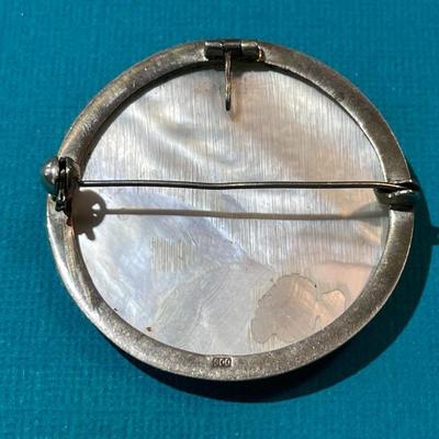 Exquisite .900 Silver Mother of Pearl Cameo Brooch/Pendant in VG Preowned Condition.
