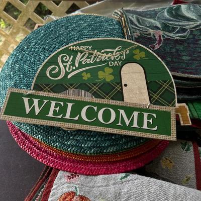 Lot of 30 Placemats for all occasions