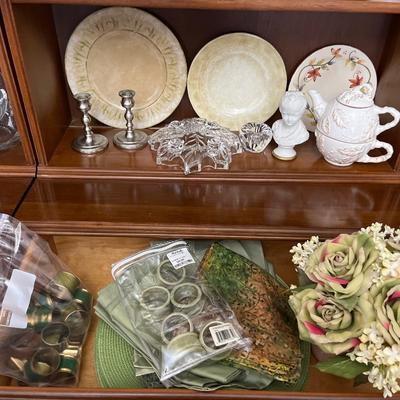 Decor (teapot, plates, placemats, napkins & rings