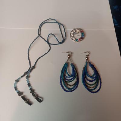BEADED EYEGLASS CHAIN AND PIERCED EARRINGS PLUS A RHINESTONE PIN