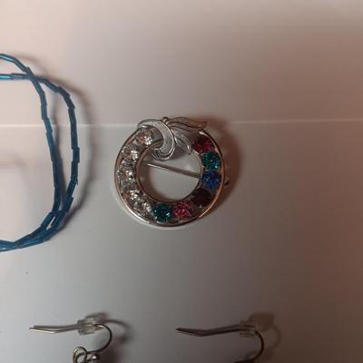 BEADED EYEGLASS CHAIN AND PIERCED EARRINGS PLUS A RHINESTONE PIN