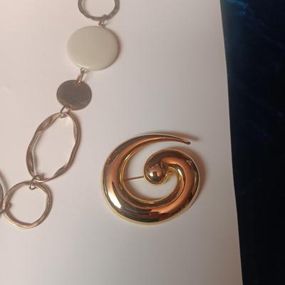 FASHION NECKLACE AND BROOCH