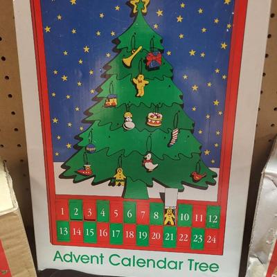 ADVENT CALENDER, CHRISTMAS FIGURES AND LATCH HOOK RUG