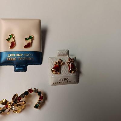 CHRISTMAS PIERCED EARRINGS AND PIN