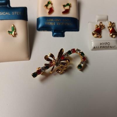 CHRISTMAS PIERCED EARRINGS AND PIN
