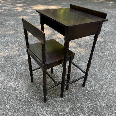 Imperial Mahogany Child Desk and Chair (G-TF)