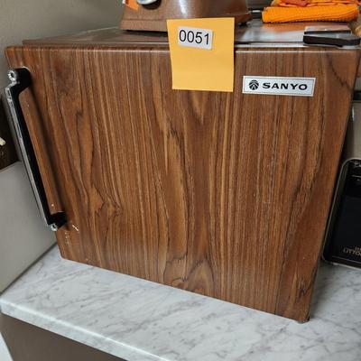 Vintage Sanyo Counter Office mini Refrigerator Working Rv Camping