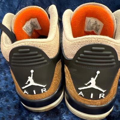 Air Jordan 3 Retro Desert Elephant Size 11 Like new