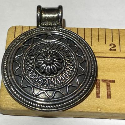 Heavy Sterling Silver New Never Used Fashion Disk Pendant Made in India Preowned from an Estate. (Jewelry Piece #21).