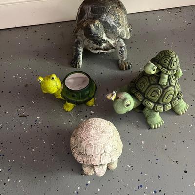 Hosley Potteries & Other Pond Friends Yard Art (G-RG)