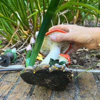 Hosley Potteries & Other Pond Friends Yard Art (G-RG)