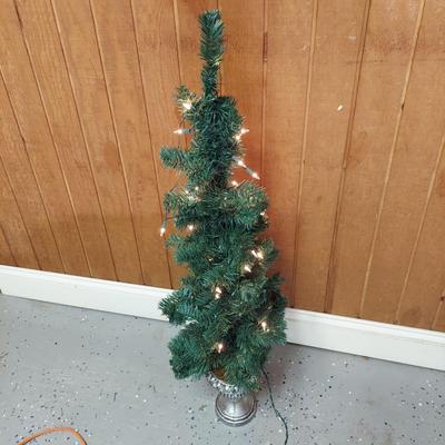 Christmas Trees, Topiaries and Outdoor Trees (G-BBL)