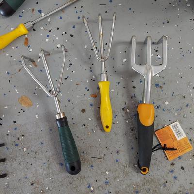 Black and Decker Leaf Blower and More Gardening Supplies (G-BBL)