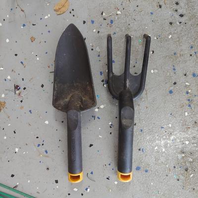 Black and Decker Leaf Blower and More Gardening Supplies (G-BBL)