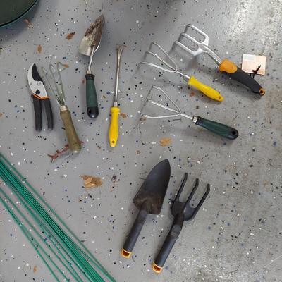 Black and Decker Leaf Blower and More Gardening Supplies (G-BBL)