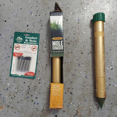 Black and Decker Leaf Blower and More Gardening Supplies (G-BBL)