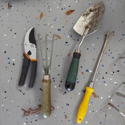 Black and Decker Leaf Blower and More Gardening Supplies (G-BBL)