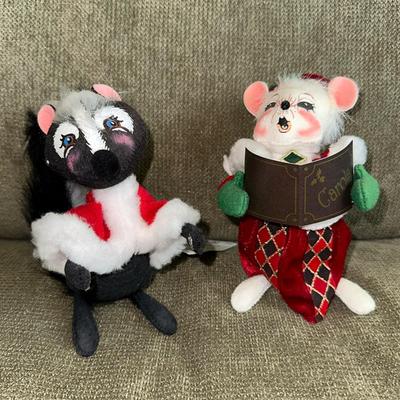 58 ANNALEE 2 CHRISTMAS DOLLS XMAS SKUNK & CAROLE MOUSE