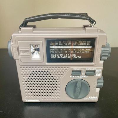 Grinding FR-200 Recycle Power Am-FM-SW Radio