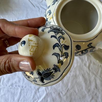 Nikko 'Double Phoenix' Teapot and Four Mugs (G-TF)