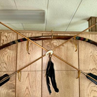 88. NATIVE AMERICAN REPLICA BOW & CROSSED ARROWS WALL HANGING