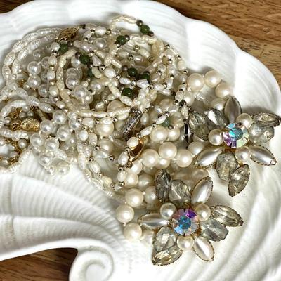 94 PILE OF FAUX PEARLS FRESH WATER PEARLS VINTAGE JUDY LEE CLIP EARRINGS