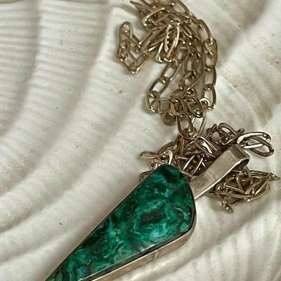 95 STERLING SILVER LINK CHAIN WITH STERLING & MALACHITE PENDANT