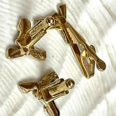 97 VINTAGE EMMONS SET OF COWBOY GUN & HOLSTER CUFF LINKS & TIE BAR NOVELTY