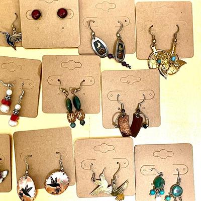 100 GROUP LOT OF PIERCED EARRINGS COSTUME JEWELRY