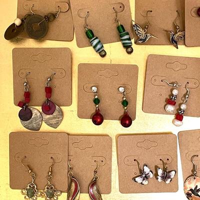 100 GROUP LOT OF PIERCED EARRINGS COSTUME JEWELRY
