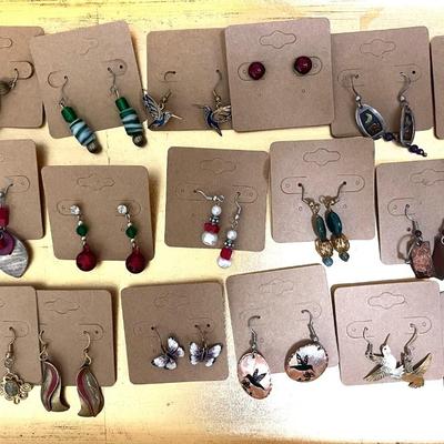 100 GROUP LOT OF PIERCED EARRINGS COSTUME JEWELRY