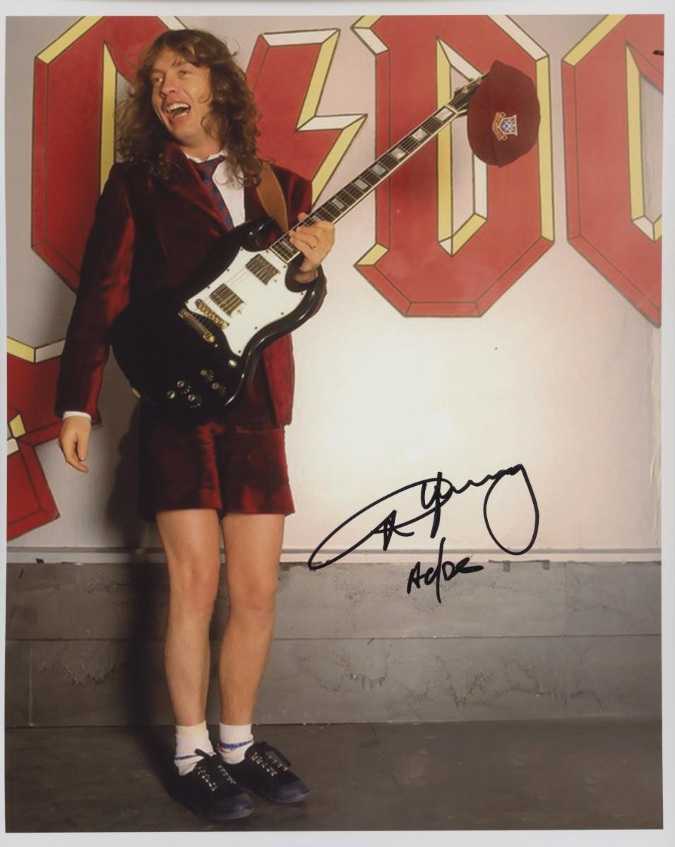 ANGUS YOUNG signed autographed photo COA Hologram main image 0