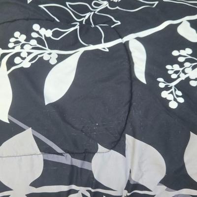 Full or Queen Comforter