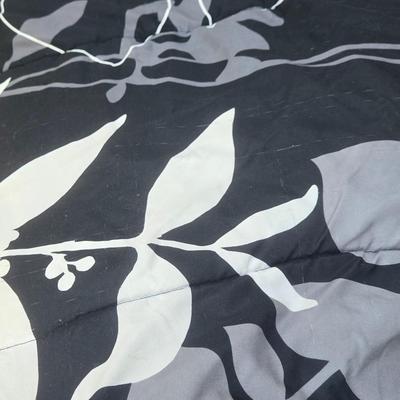 Full or Queen Comforter