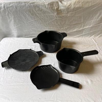 Variety of Kitchen Accessories: Pampered Chef, Nordic Ware, & Much More! (G-DZ)