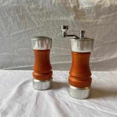 Variety of Kitchen Accessories: Pampered Chef, Nordic Ware, & Much More! (G-DZ)