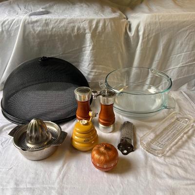 Variety of Kitchen Accessories: Pampered Chef, Nordic Ware, & Much More! (G-DZ)