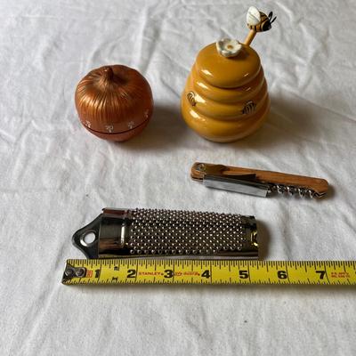 Variety of Kitchen Accessories: Pampered Chef, Nordic Ware, & Much More! (G-DZ)