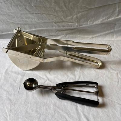 Variety of Kitchen Accessories: Pampered Chef, Nordic Ware, & Much More! (G-DZ)