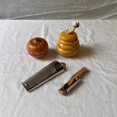 Variety of Kitchen Accessories: Pampered Chef, Nordic Ware, & Much More! (G-DZ)