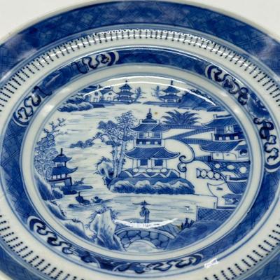Large Chinese blue and white porcelain plate with four characters mark