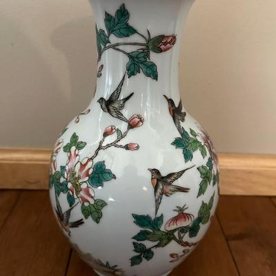 Chinese Vintage Porcelain, Famille Verte Vase with Birds and Flowers, six characters mark on the bottom
