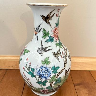Chinese Vintage Porcelain, Famille Verte Vase with Birds and Flowers, six characters mark on the bottom