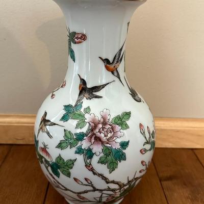 Chinese Vintage Porcelain, Famille Verte Vase with Birds and Flowers, six characters mark on the bottom