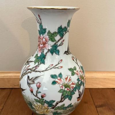 Chinese Vintage Porcelain, Famille Verte Vase with Birds and Flowers, six characters mark on the bottom