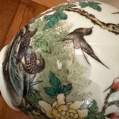 Chinese Vintage Porcelain, Famille Verte Vase with Birds and Flowers, six characters mark on the bottom