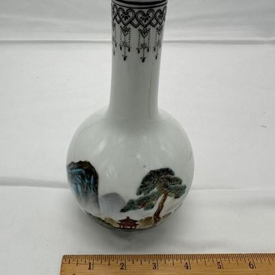 Chinese Vintage Porcelain, Beautiful Vase with six characters mark on the bottom