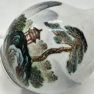 Chinese Vintage Porcelain, Beautiful Vase with six characters mark on the bottom