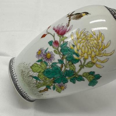 Chinese Vintage Porcelain-Famille Verte Vase with four characters mark