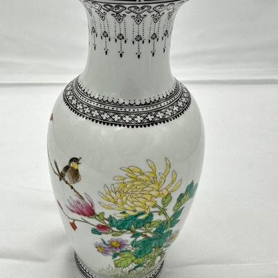Chinese Vintage Porcelain-Famille Verte Vase with four characters mark